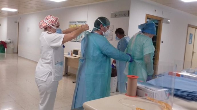 Profesionales del Virgen de las Nieves, con equipos de protección