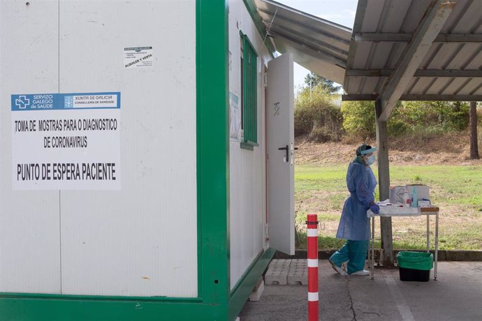 Una sanitaria prepara pruebas PCR en Monforte de Lemos (Lugo).
