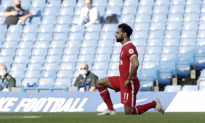 Salah (Liverpool) con las gradas vacías de fondo