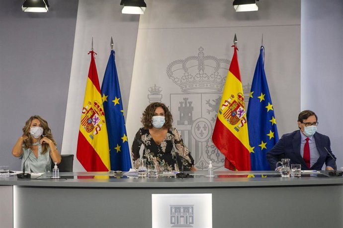 La ministra de Trabajo y Economía Social, Yolanda Díaz; la ministra de Hacienda y Portavoz, María Jesús Montero; y el ministro de Sanidad, Salvador Illa, en rueda de prensa en la Moncloa