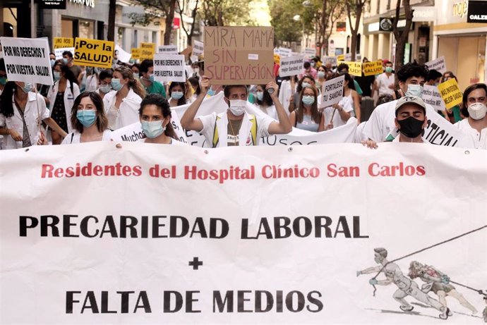 Participantes portan pancartas reivindicativas en una manifestación de los médicos internos residentes (MIR) en Madrid (España), a 27 de julio de 2020. 