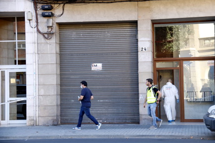 Efectius dels Mossos d'Esquadra a l'edifici de l'avinguda de les Garrigues de Lleida on ha tingut lloc l'homicidi. Imatge del 19 de setembre de 2020. (Horitzontal)
