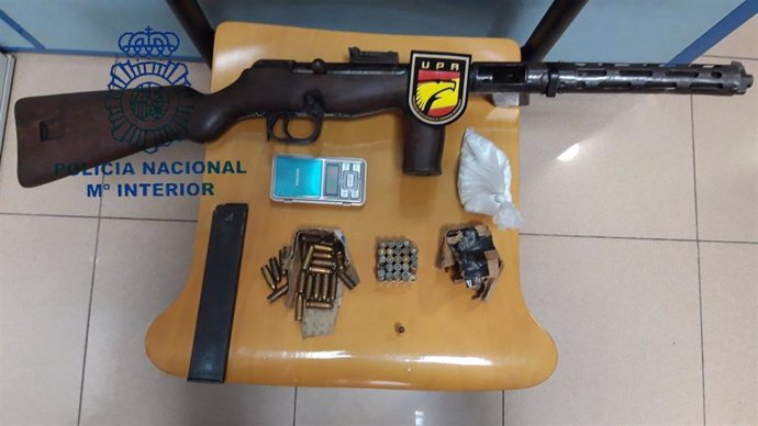 Arma y munición incautadas por la Policía Nacional