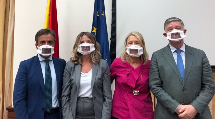 Diputados del Grupo Parlementario Popular en la Comisión de Políticas Integrales para la Discapacidad con mascarillas que permiten la lectura de labios