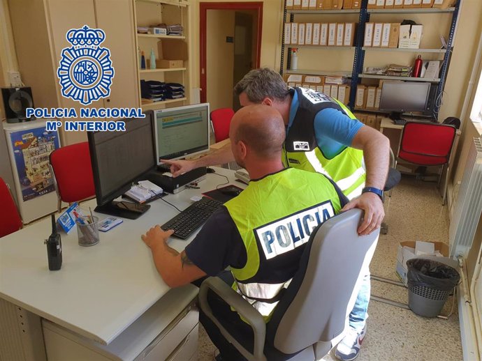 Agentes de la Policía Nacional adscritos a la Unidad de Delincuencia Económica y Fiscal (UDEF) de la Comisaría Provincial de Jaén