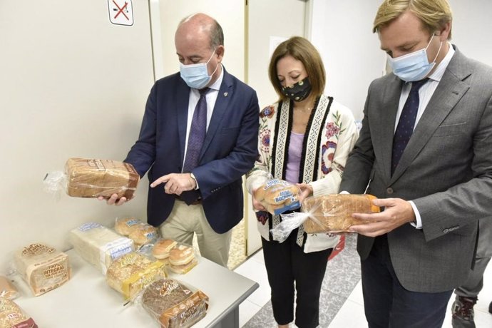 La delegada del Gobierno andaluz en Málaga, Patricia Navarro, vistia la nueva fábrica que la operadora de pan Morato Pane en Antequera.