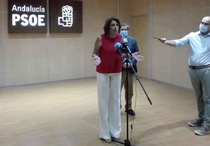 La secretaria general del PSOE-A, Susana Díaz, atiende a los medios en Granada