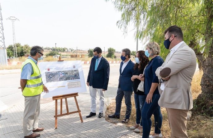 La vicealcaldesa de Cartagena, Noelia Arroyo, junto al consejero de Fomento e Infraestructuras, José Ramón Díez de Revenga, y presidentes de la Asociación de Vecinos de San José Obrero, Los Patojos y La Vaguada