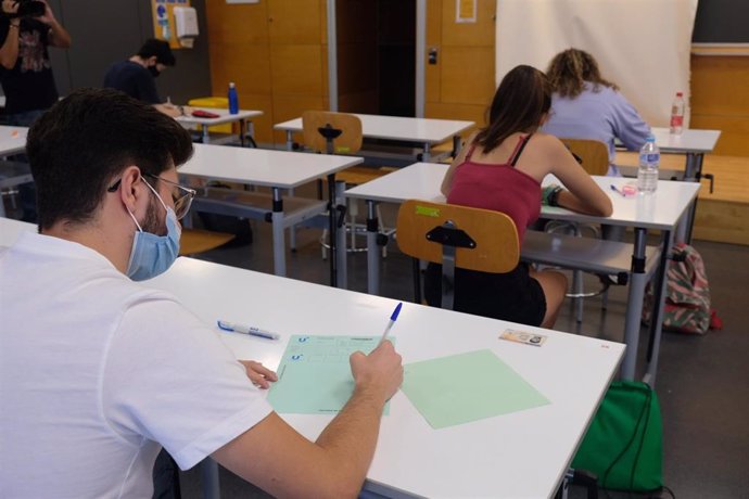 Estudiantes se examinan de la antigua Selectividad de septiembre en la Universidad de Sevilla.