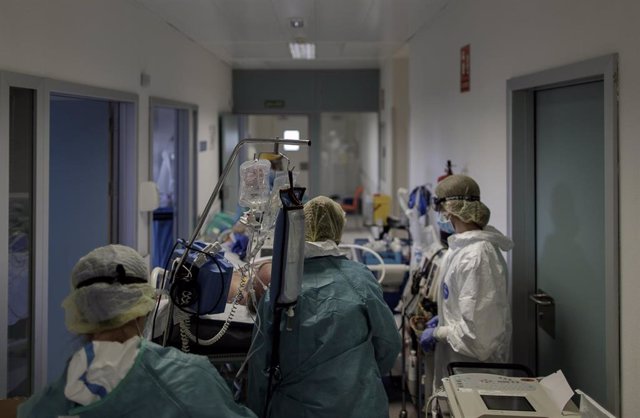 Personal sanitario trasladan a un paciente ingresado en la UCI del Hospital Infanta Sofía en San Sebastián de los Reyes