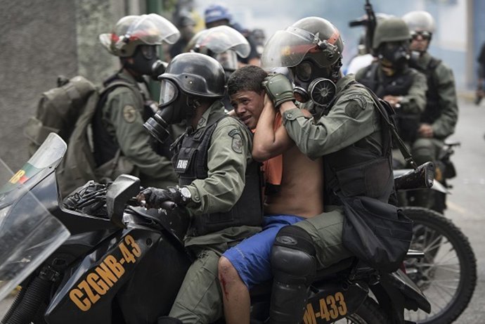 Imagen de archivo de la Policía de Venezuela llevándose a un detenido. 