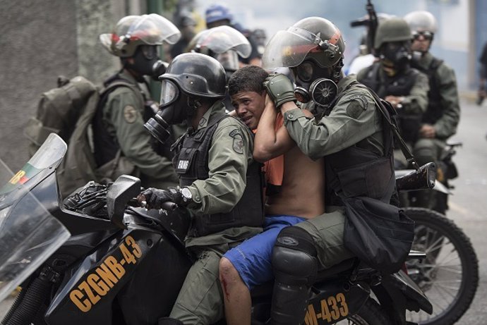 Imagen de archivo de la Policía de Venezuela llevándose a un detenido. 