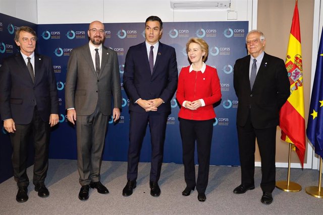 HANDOUT - 02 December 2019, Spain, Madrid: (L-R) President of the European Parliament, David Sassoli, President of the European Council Charles Michel, Spanish acting Prime Minister Pedro Sanchez, European Commission President Ursula von der Leyen, and Hi