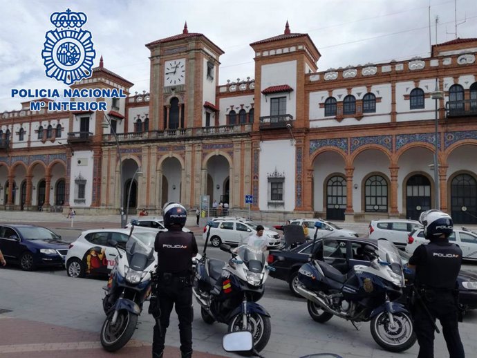Policías nacionales en la estación de Jerez