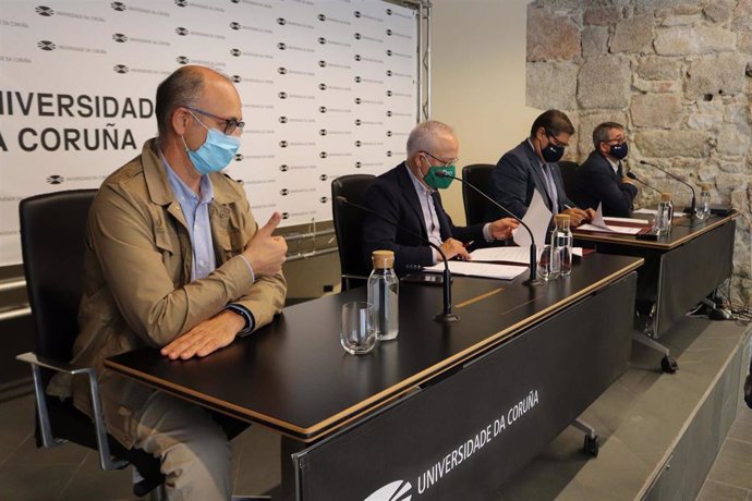El presidente de la Asociación de Concellos do Camiño Inglés, Manuel Mirás, y el rector de la Universidade da Coruña (UDC), Julio Abalde firman un convenio de colaboración