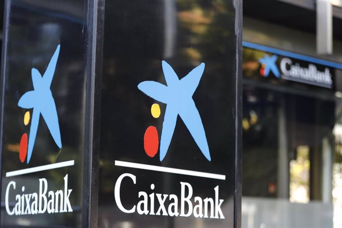 Distintivo y logo de las oficinas de Caixabank en Madrid (España) .