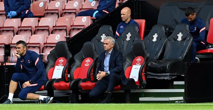 José Mourinho en el banquillo durante el partido entre el Southampton y el Tottenham