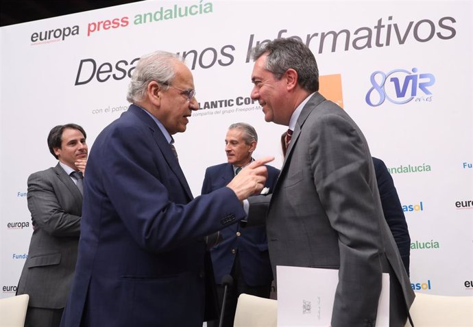 El alcalde de Sevilla Juan Espadas, junto al exvicepresidente del Gobierno Alfonso Guerra, en un desayuno informativo
