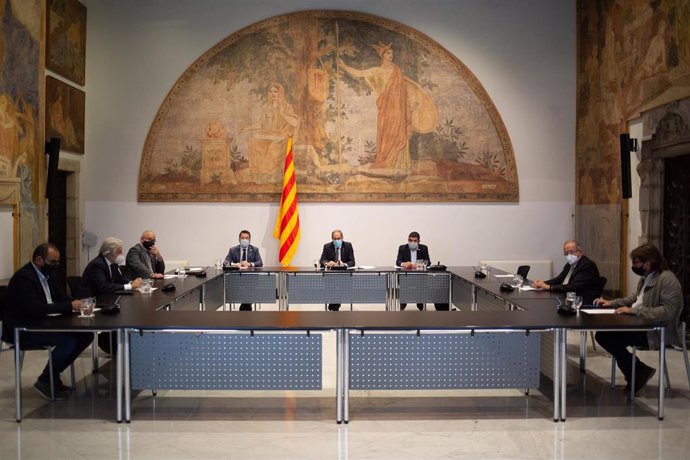 El vicepresidente, Pere Aragons; el presidente de la Generalitat, Quim Torra; y el conseller de Trabajo, Chakir El Homrani, durante una reunión por las bajas laborales de los padres, en Barcelona, Cataluña (España) a 22 de septiembre de 2020.