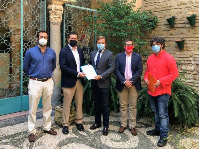 El delegado del Gobierno andaluz, Antonio Repullo (centro), con representantes de Hostecor