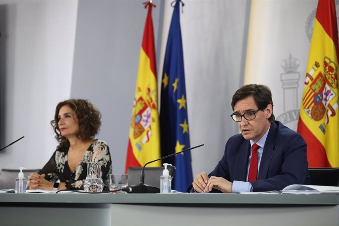 (I-D) La ministra de Hacienda y Portavoz, María Jesús Montero, y el ministro de Sanidad, Salvador Illa, comparecen en rueda de prensa posterior al Consejo de Ministros en Moncloa, Madrid (España), a 22 de septiembre de 2020.