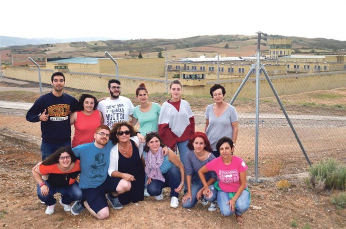 Varios voluntarios ante el centro penitenciario de Daroca