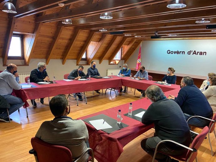 Pla general de la reunió mantinguda al Conselh Generau d'Aran per abordar la temporada d'hivern amb la covid-19. Imatge del 22 de setembre de 2020. (Horitzontal)