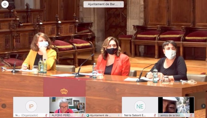 Janet Sanz, Ada Colau y Rosa Alarcón durante la sesión plenaria del Pacto por la Movilidad