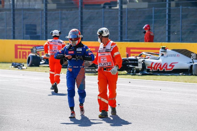 Carlos Sainz abandona su monoplaza tras su accidente en el Gran Premio de la Toscana 