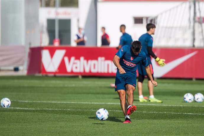 Marcos Acuña durante el entrenamiento del Sevilla antes de partir hacia Budapest para la disputa de la Supercopa de Europa