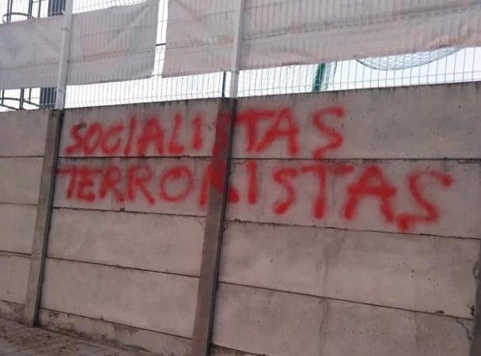 Aparecen pintadas en Moraleja contra Sánchez y con símbolos nazis un día después de comenzar las restricciones