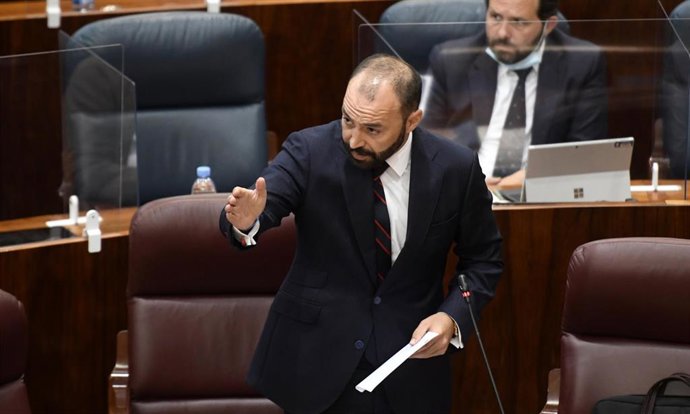 El consejero de Economía, Manuel Giménez Rasero, responde a una pregunta durante una sesión de control al Gobierno de la Comunidad, en Madrid (España), a 9 de julio de 2020. Entre otras cuestiones, el pleno debate una iniciativa de Vox para que Ayuso y 