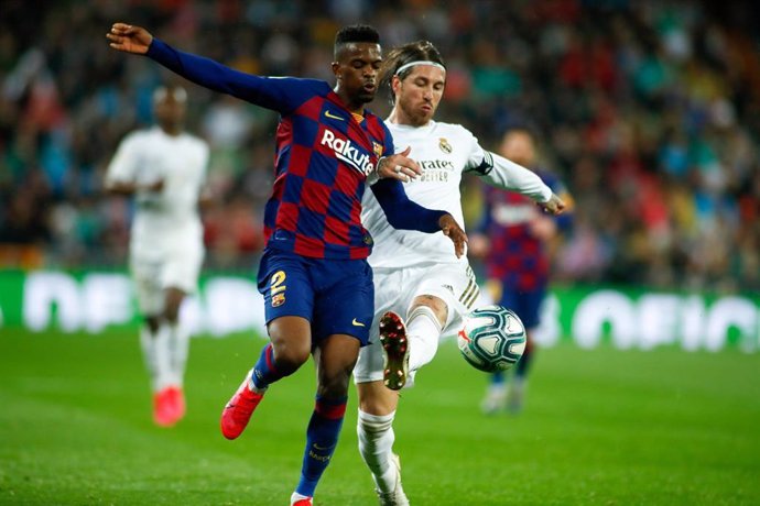 Nelson Semedo pugna con Sergio Ramos por un balón durante el Real Madrid-FC Barcelona de LaLiga Santander 2019-2020