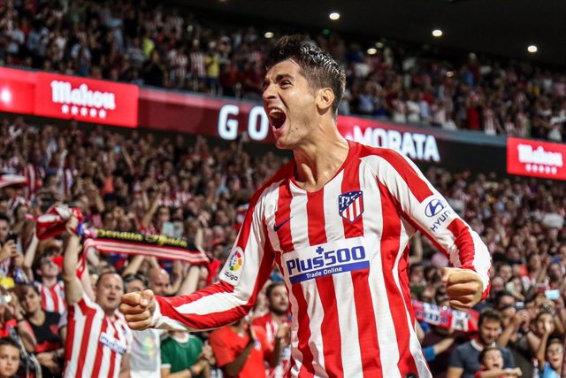 Álvaro Morata celebra un gol con los seguidores del Wanda Metropolitano