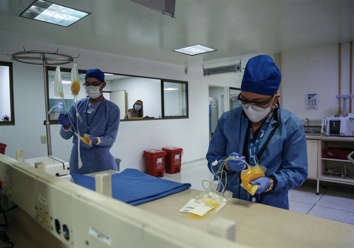 Investigadores colombianos trabajan con plasma de pacientes de la COVID-19 recuperados en Bogotá. 