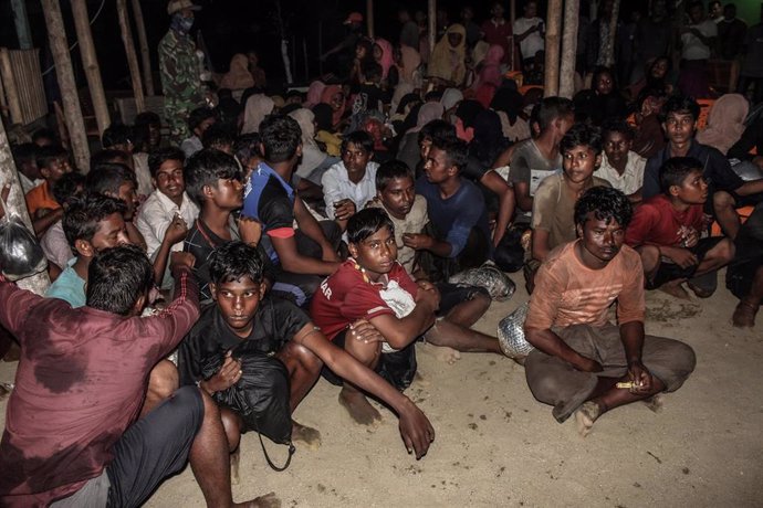 Refugiados rohingya se dirigen en barco a la playa de Ujong Blang, en Indonesia. 