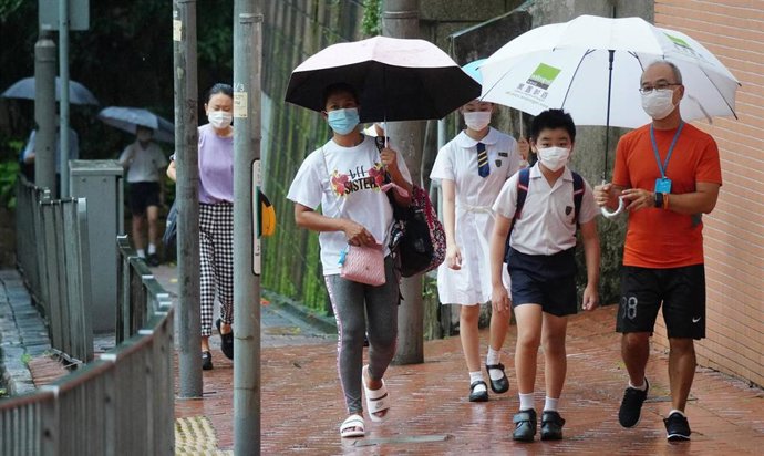 Estudiantes de una escuela de Hong Kong en su vuelta a las clases.
