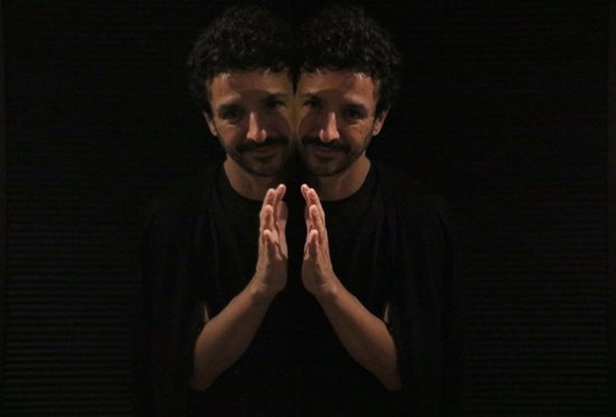 El xef Raül Balam reflectit en un mirall en un hotel de Sant Sebasti durant l'entrevista amb l'ACN pel festival de cinema, el 22 de setembre del 2020 (horitzontal).