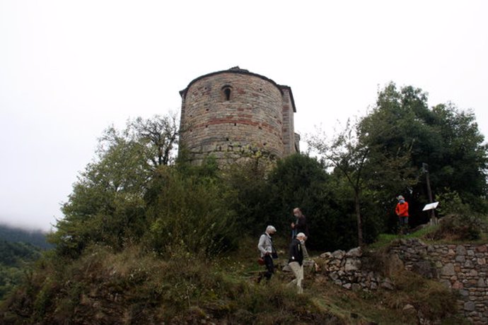 Pla obert on es veuen diversos vens del nucli de Pedra, a Bellver de Cerdanya, baixant pel camí que va des del poble fins a l'església de Sant Juli de Pedra. Imatge del 22 de setembre de 2020 (Horitzontal).