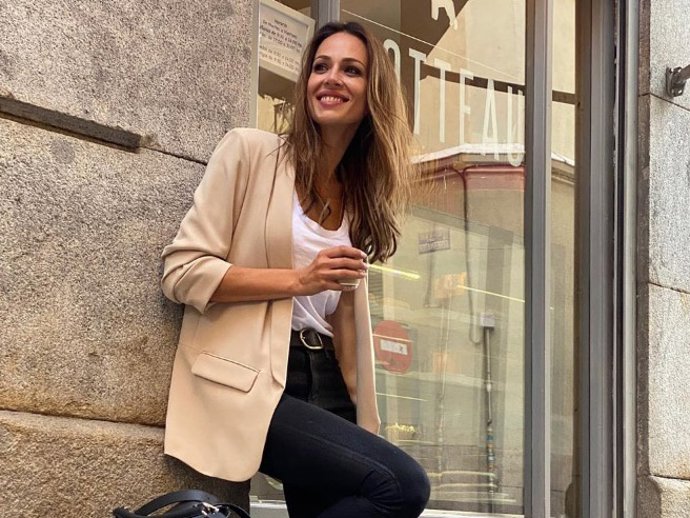 La mujer de Cayetano Rivera da la bienvenida al otoño con un conjunto cómodo, ponible  y apto para todo tipo de cuerpos