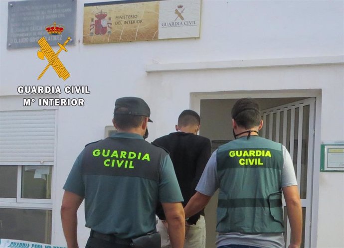 Agentes de la Guardia Civil con un un detenido en Njar (Almería)