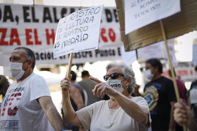 Comerciantes de El Rastro con pancartas durante el 11 domingo consecutivo de concentraciones organizadas por el colectivo para reclamar su reapertura.