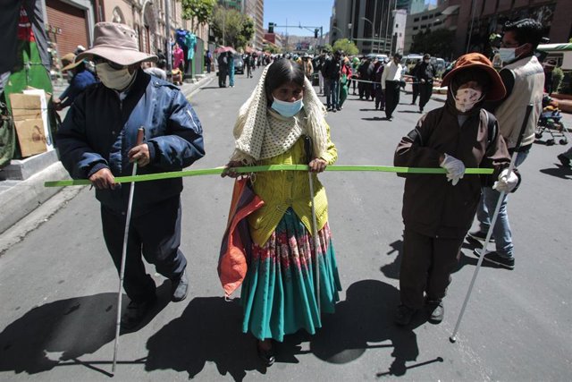 Varias personas invidentes con mascarilla en una manifestación en La Paz para pedir ayudar financiera para este colectivo durante la pandemia