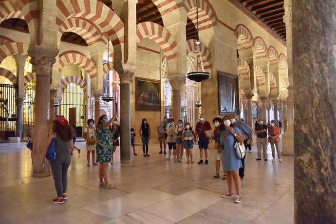 Un grupo de turistas en la Mezquita-Catedral