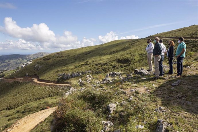 El consejero de Desarrollo Rural, Ganadería, Pesca, Alimentación y Medio Ambiente del Gobierno de Cantabria, Guillermo Blanco,visita actuaciones ejecutadas por su departamento en el municipio de Arredondo