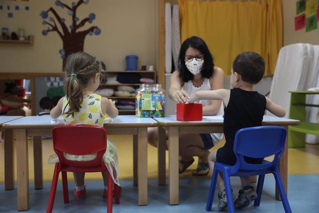 Una docente imparte clases a varios alumnos en una escuela infantil de Madrid