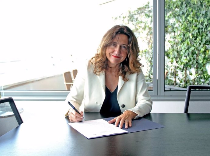 Merc Conesa, presidenta del Puerto de Barcelona, firma un acuerdo con el Puerto de Busán.