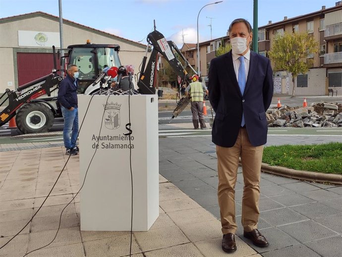 El alcalde de Salamanca atiende a los medios este miércoles en su visita al barrio Puente Ladrillo.