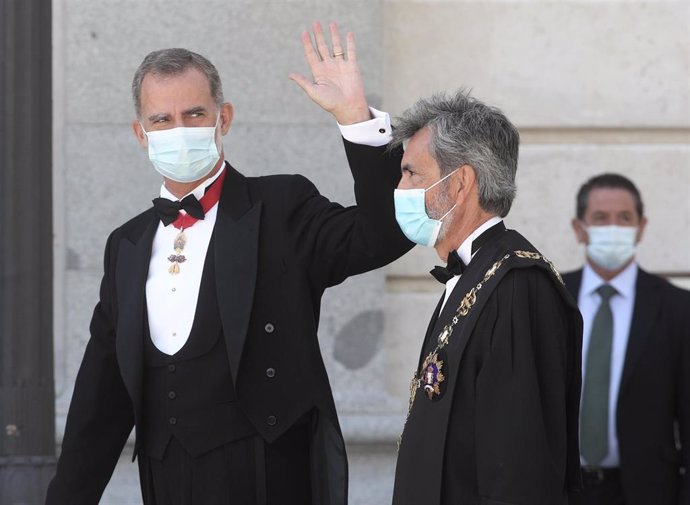 El Rey Felipe VI, junto al presidente del Tribunal Supremo y del Consejo General del Poder Judicial (CGPJ), Carlos Lesmes, antes de presidir en Madrid el acto de apertura del año judicial 2020/2021.