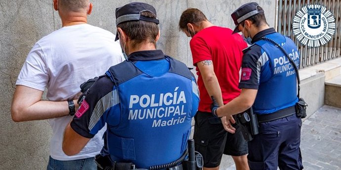 Dos detenidos tras chocar contra contenedores, vehículos y un restaurante durante una persecución policial por Madrid